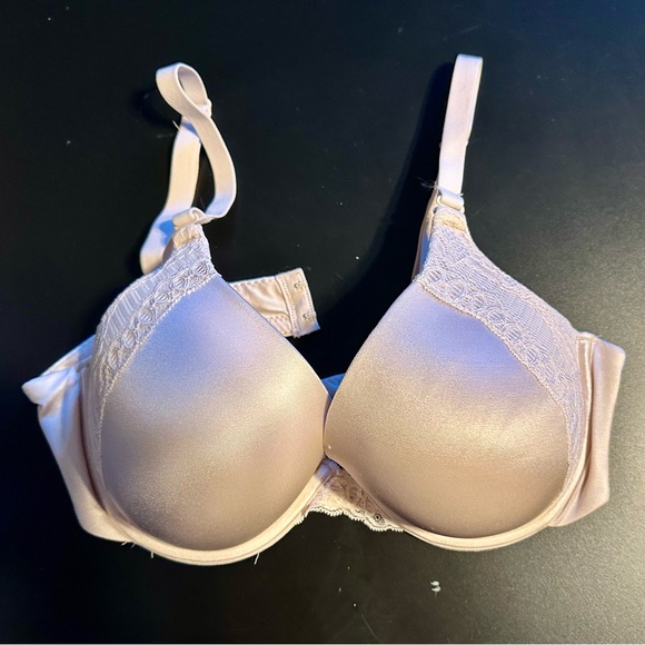 Maidenform Women's Bra 36C - underwire coverts to - soft pink color. Like new - Picture 3 of 8